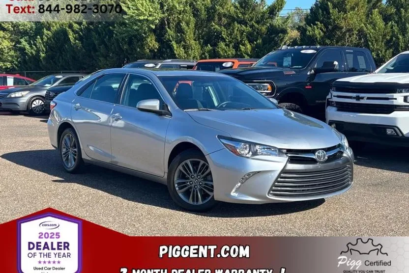 2017 Toyota Camry LE photo 1