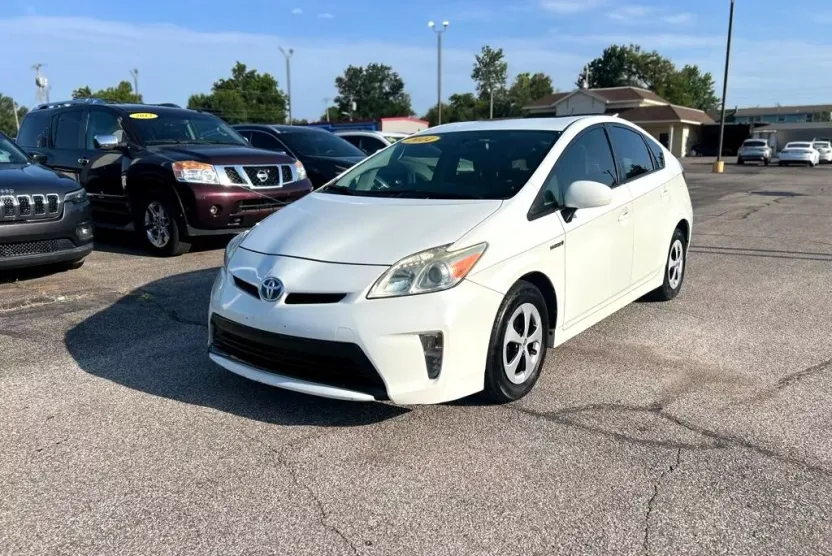 2014 Toyota Prius Three photo 1