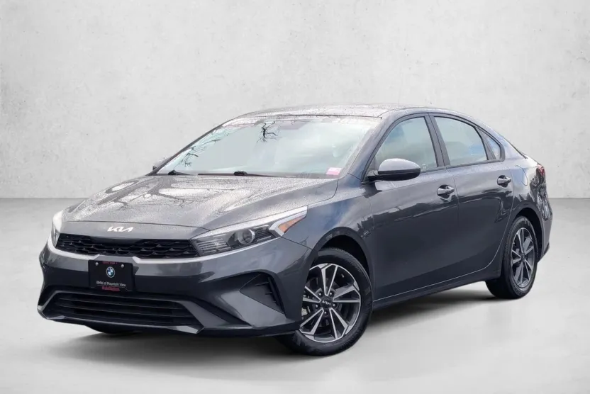 2023 Kia Forte LXS photo 1