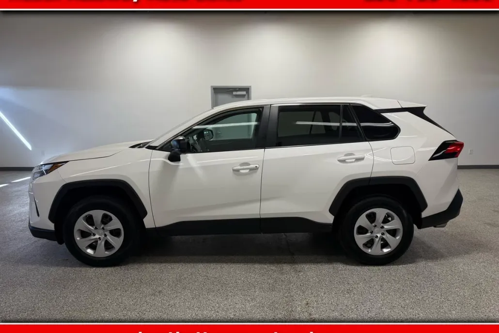 2024 Toyota RAV4 LE photo 1