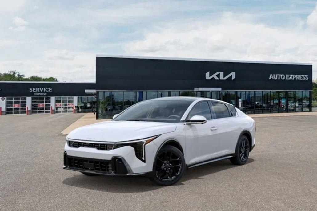 2025 Kia K4 GT-Line Turbo photo 1