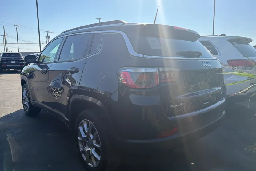 2023 Jeep Compass Latitude Lux photo 1
