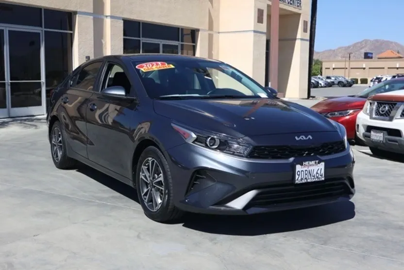 2023 Kia Forte LXS photo 1