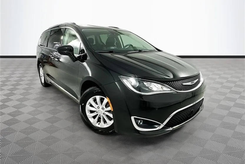 2018 Chrysler Pacifica Touring L photo 1