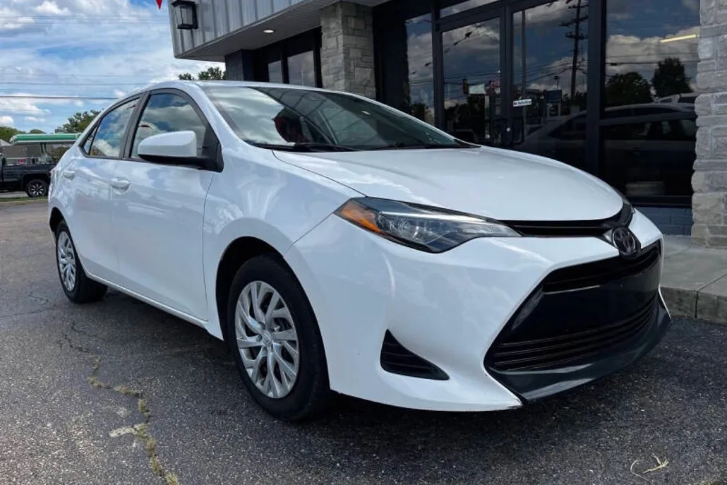 2019 Toyota Corolla LE photo 1
