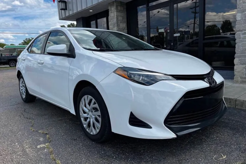 2019 Toyota Corolla LE photo 1