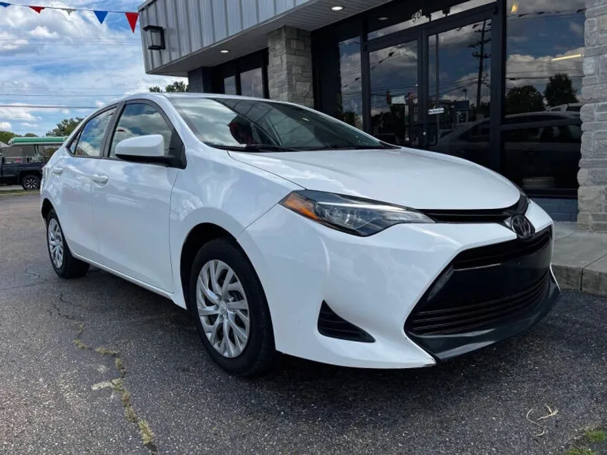 2019 Toyota Corolla LE photo 1