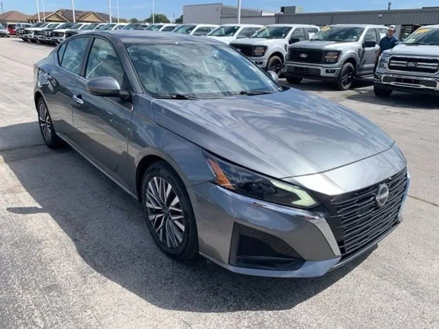 2023 Nissan Altima 2.5 SV photo 1