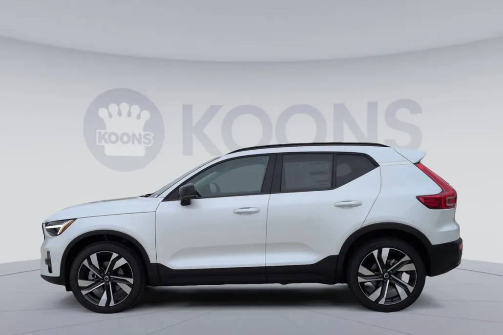 2026 Volvo XC40 photo 1