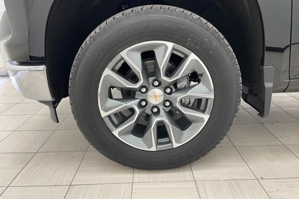 2026 Chevrolet Silverado 1500 LT photo 1