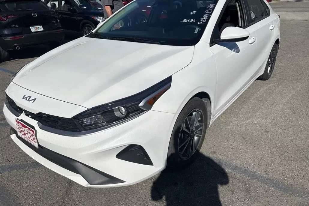 2023 Kia Forte LXS photo 1