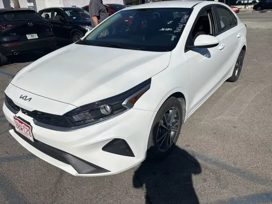 2023 Kia Forte LXS photo 1