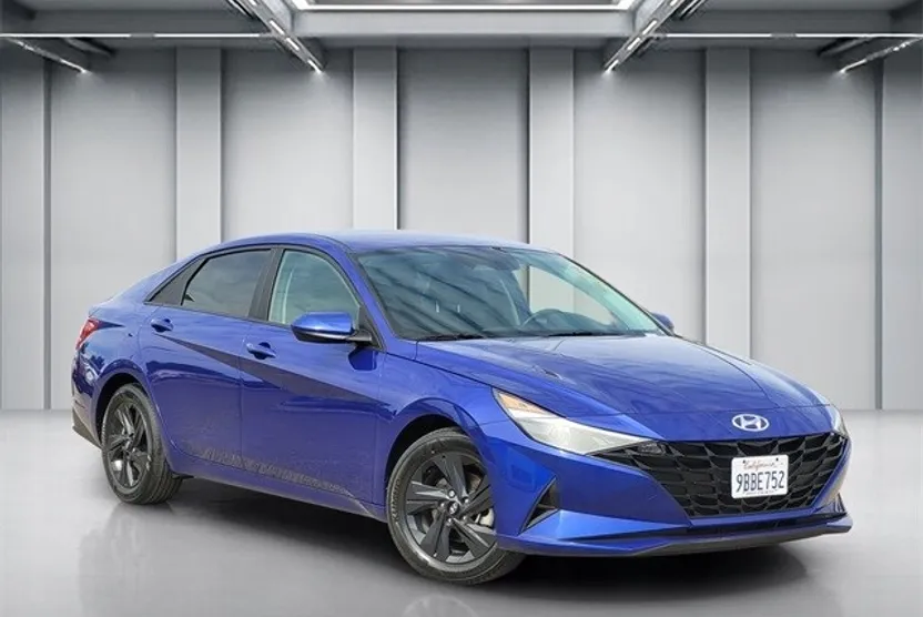 2022 Hyundai Elantra SEL photo 1