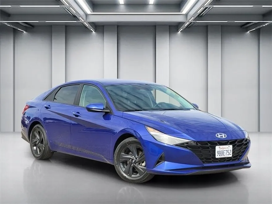 2022 Hyundai Elantra SEL photo 1