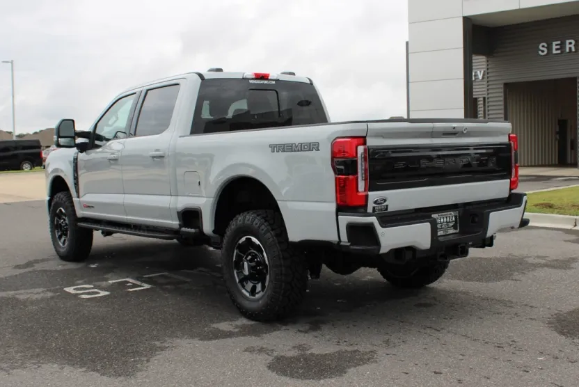 2025 Ford F-250 Platinum photo 1