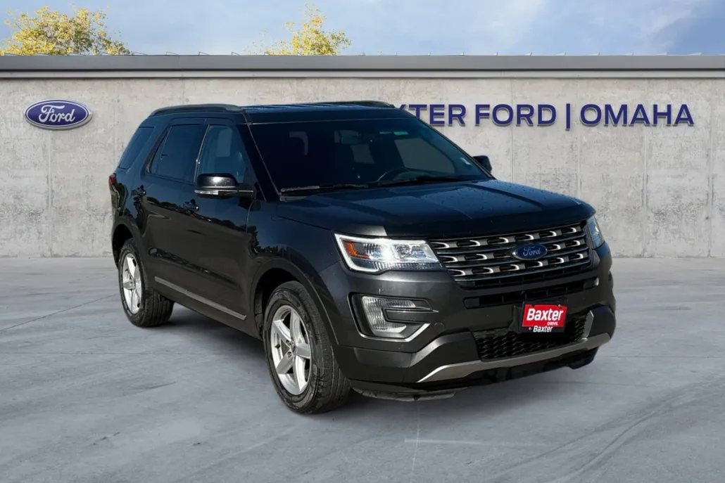 2016 Ford Explorer XLT photo 1