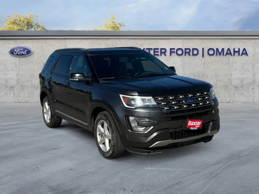 2016 Ford Explorer XLT photo 1