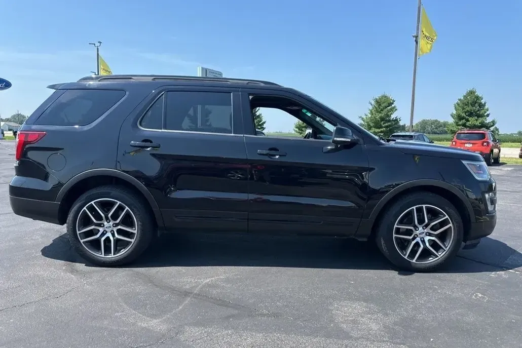 2016 Ford Explorer Sport photo 1