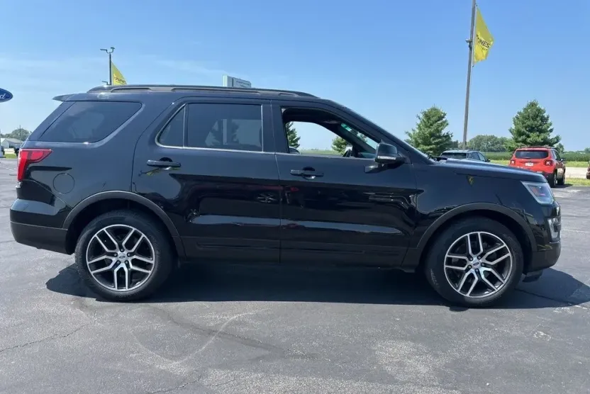 2016 Ford Explorer Sport photo 1