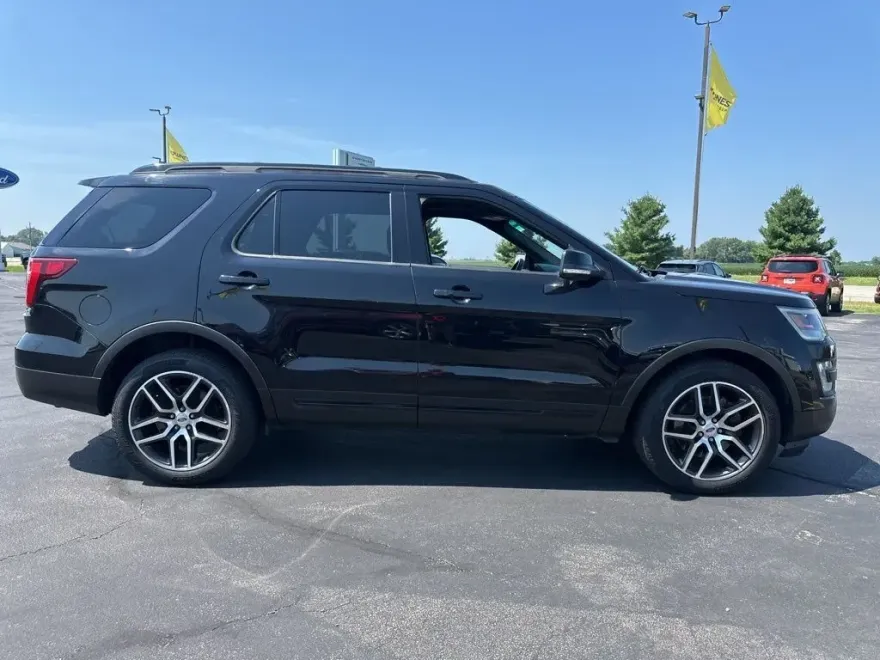2016 Ford Explorer Sport photo 1