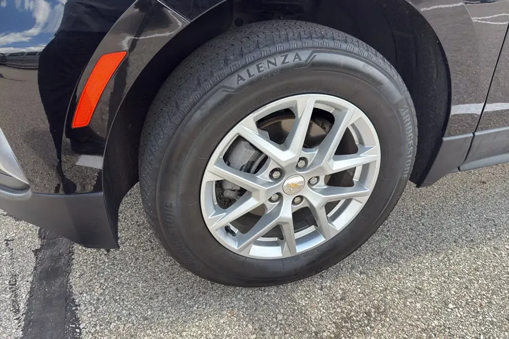 2023 Chevrolet Equinox LT photo 1