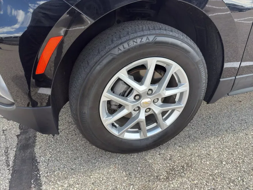 2023 Chevrolet Equinox LT photo 1