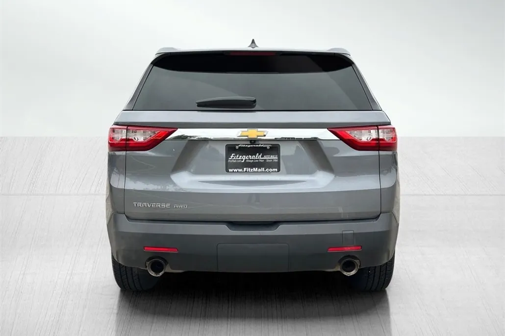 2021 Chevrolet Traverse LS photo 1