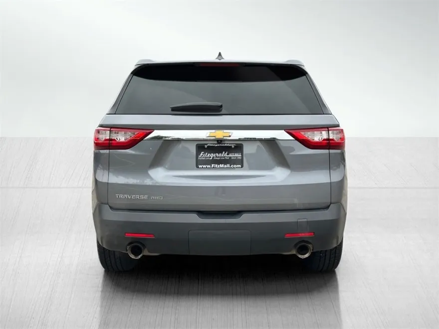 2021 Chevrolet Traverse LS photo 1