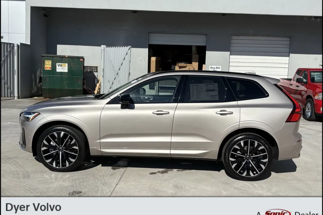 2026 Volvo XC60 B5 photo 1