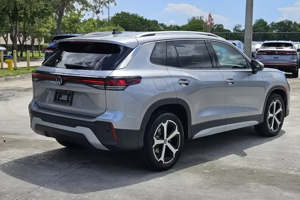2025 Volkswagen Tiguan SE photo 1