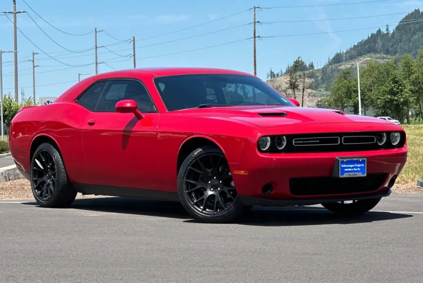2016 Dodge Challenger SXT photo 1