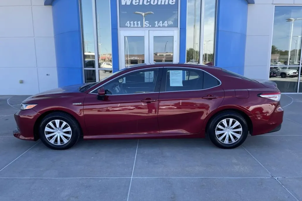 2019 Toyota Camry Hybrid LE photo 1