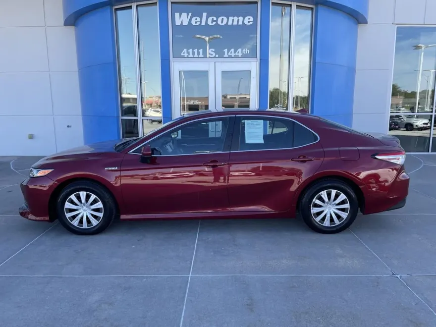 2019 Toyota Camry Hybrid LE photo 1
