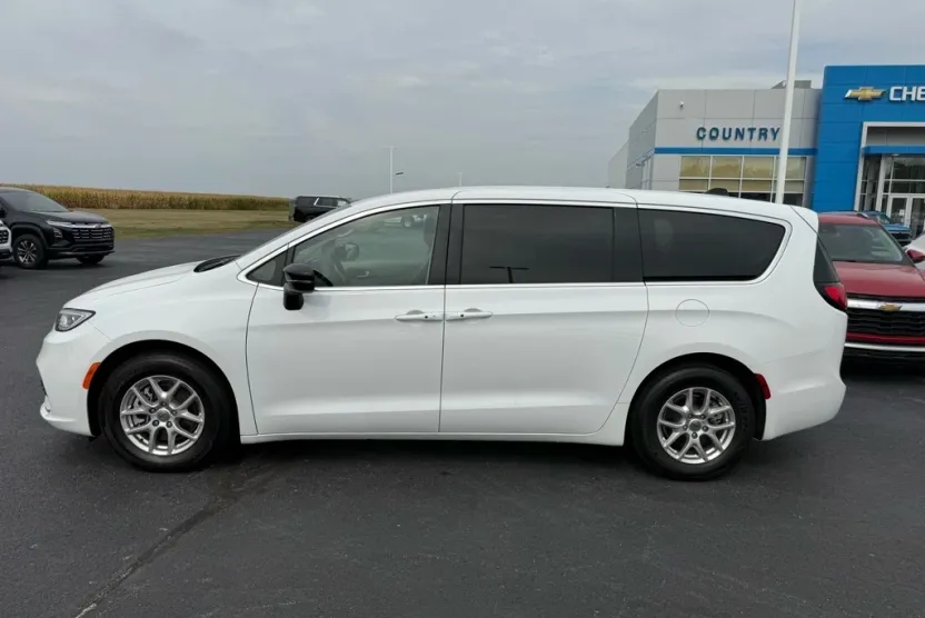 2024 Chrysler Pacifica Touring L photo 1
