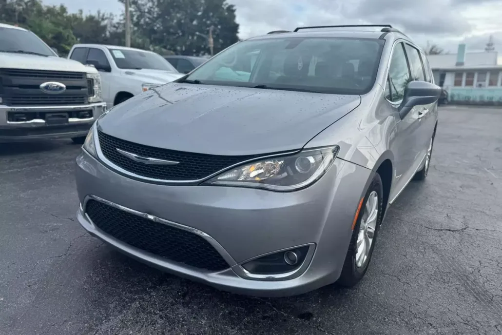 2017 Chrysler Pacifica photo 1