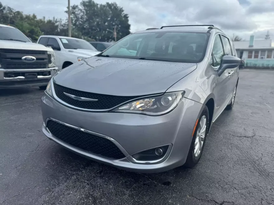 2017 Chrysler Pacifica photo 1