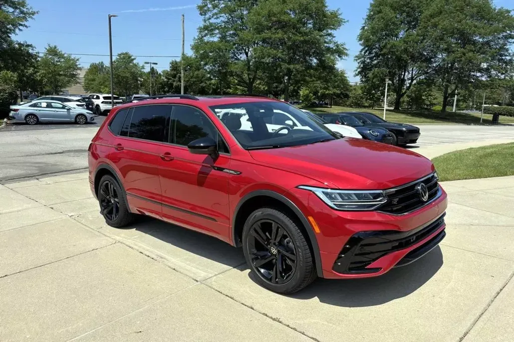 2024 Volkswagen Tiguan SE R-Line Black photo 1