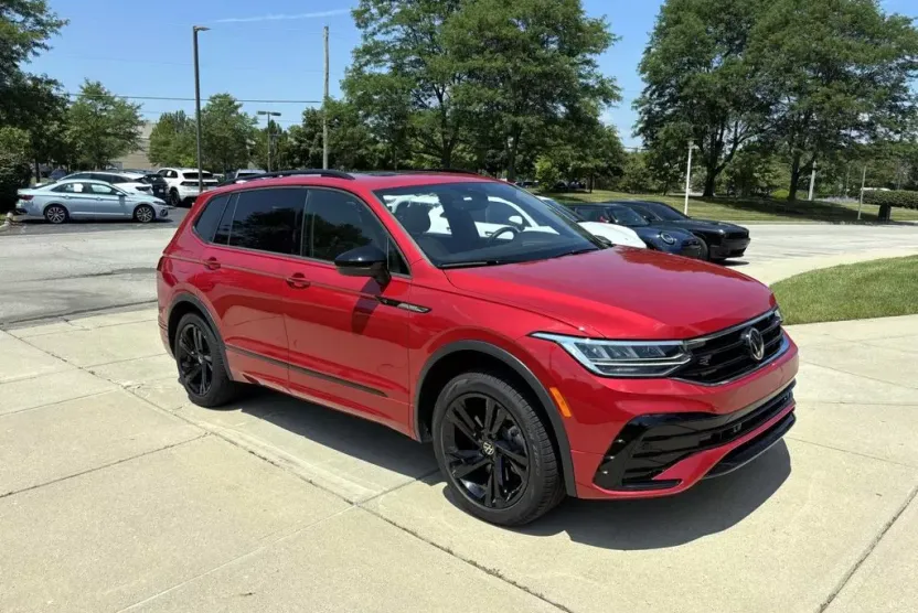 2024 Volkswagen Tiguan SE R-Line Black photo 1
