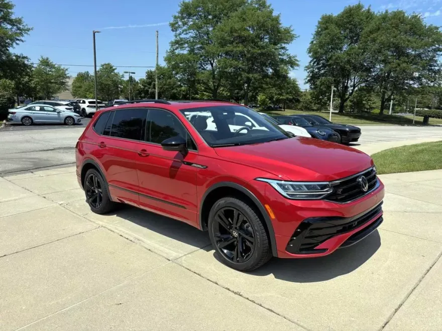 2024 Volkswagen Tiguan SE R-Line Black photo 1