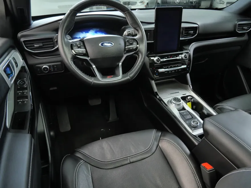 2022 Ford Explorer ST photo 1