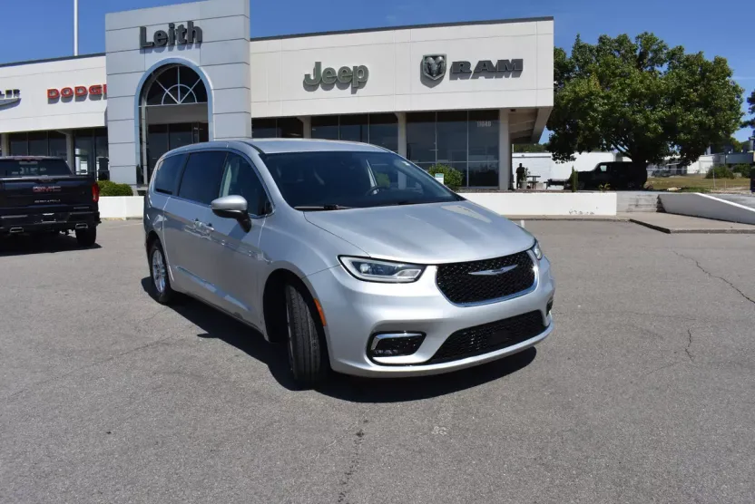 2023 Chrysler Pacifica Touring L photo 1