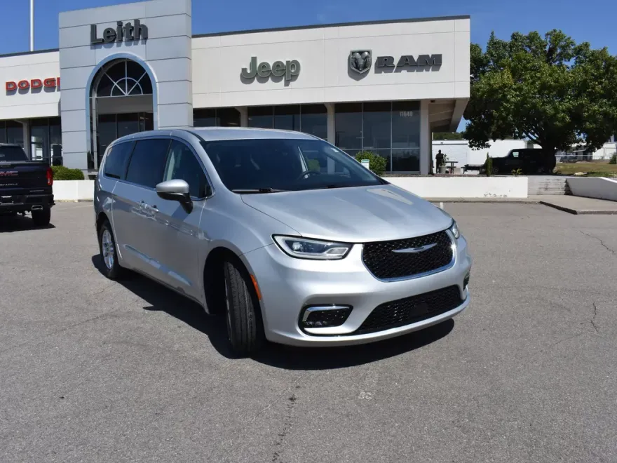 2023 Chrysler Pacifica Touring L photo 1