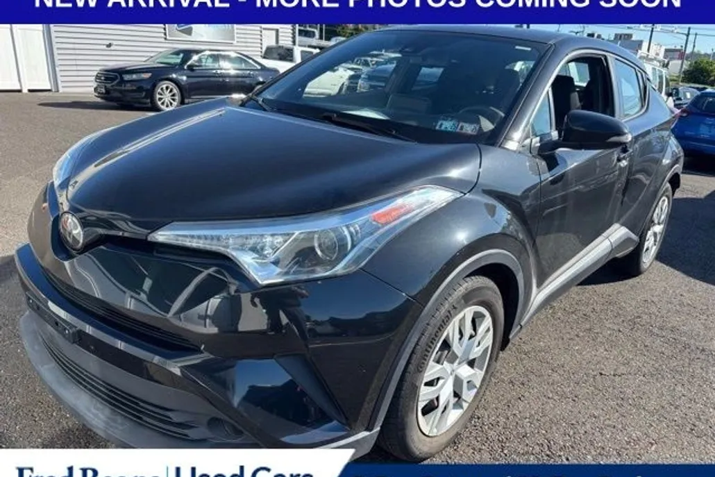 2019 Toyota C-HR LE photo 1