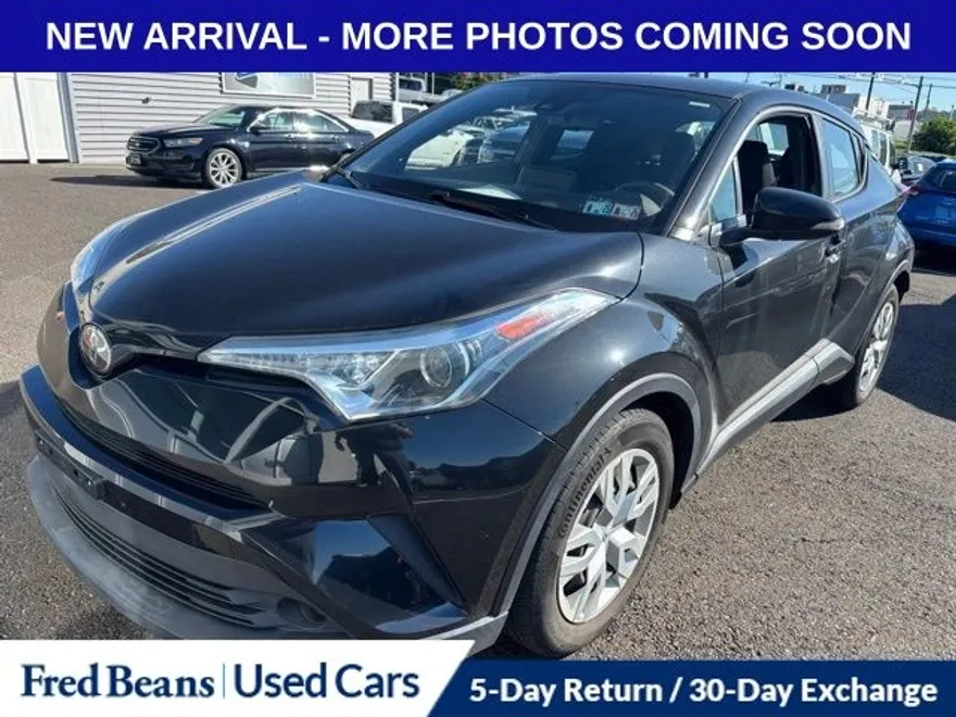 2019 Toyota C-HR LE photo 1