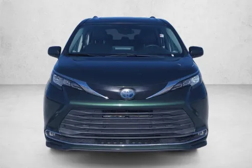 2021 Toyota Sienna XLE photo 2