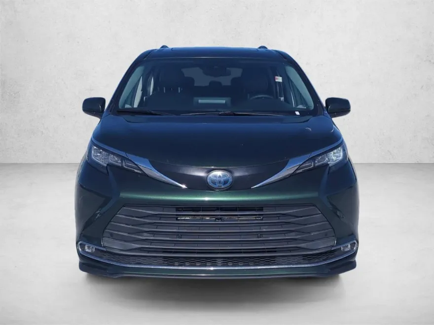 2021 Toyota Sienna XLE photo 2