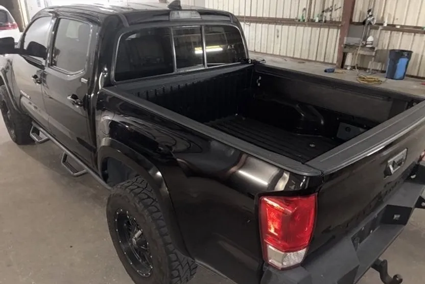 2017 Toyota Tacoma SR5 photo 1