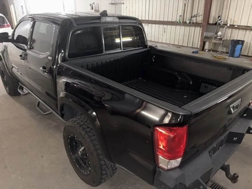 2017 Toyota Tacoma SR5 photo 1