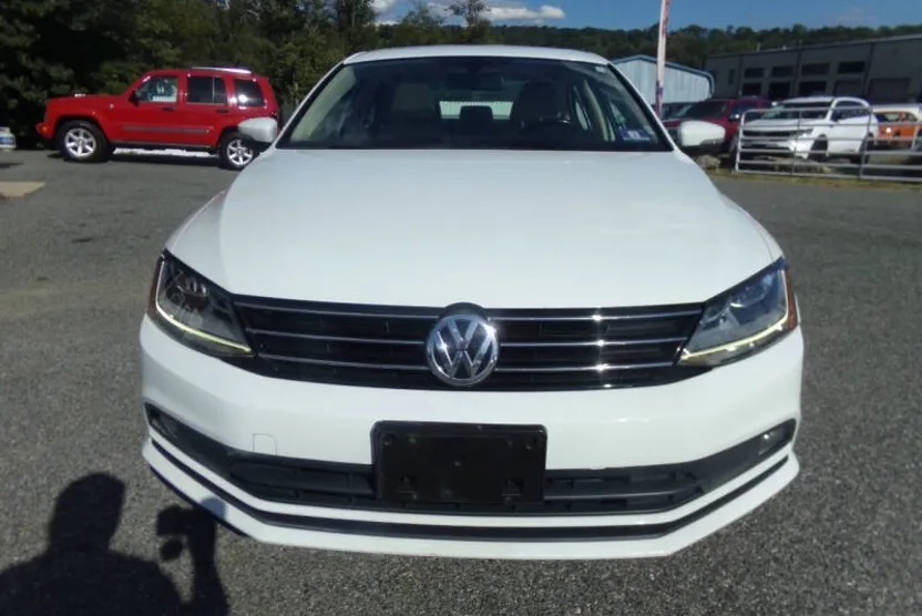 2017 Volkswagen Jetta 1.8T SEL photo 1