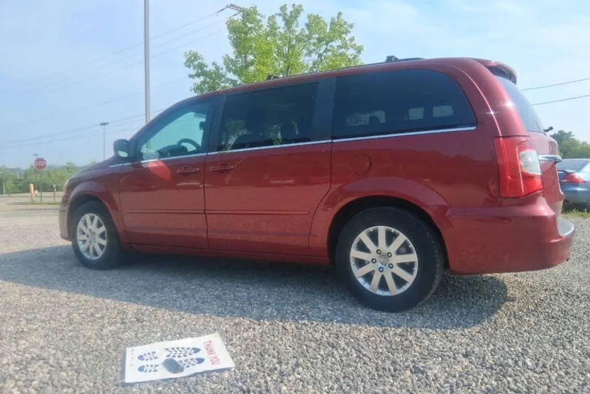 2016 Chrysler Town & Country LX photo 1